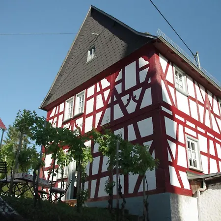 Dorfhaeuschen An Der Kirche *