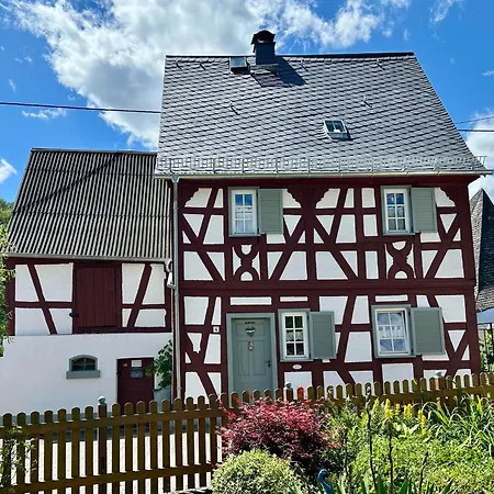 Dorfhaeuschen An Der Kirche